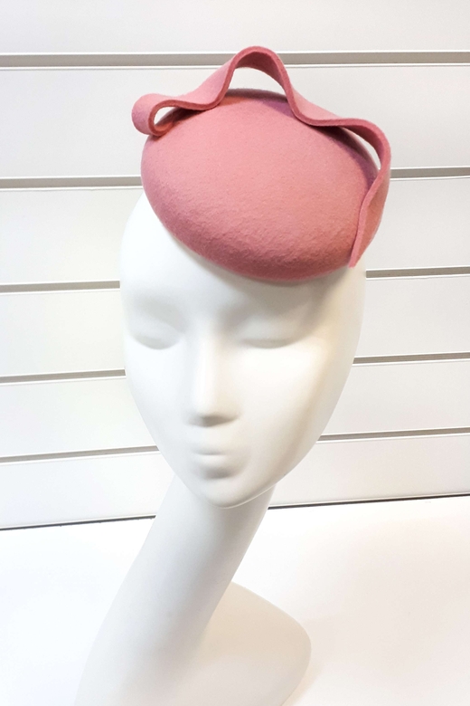 Фетровая шляпка-таблетка "Волна". Цвет розовый-коралл
