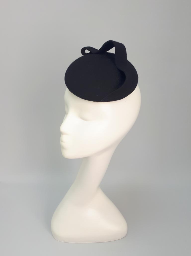 Фетровая шляпка-таблетка "Волна". Цвет черный