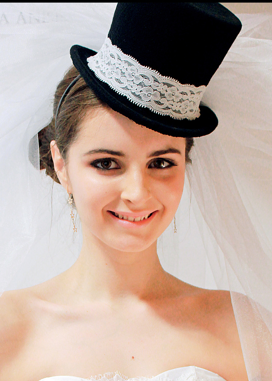 Черный свадебный цилиндр с фатой