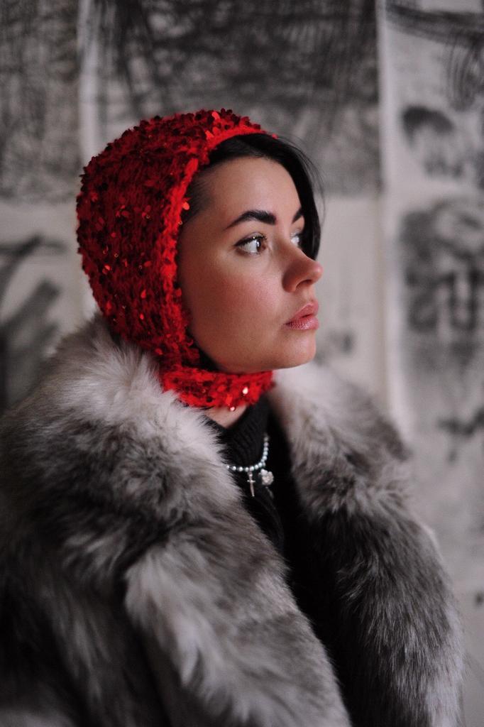 Чепчик с блёстками алый