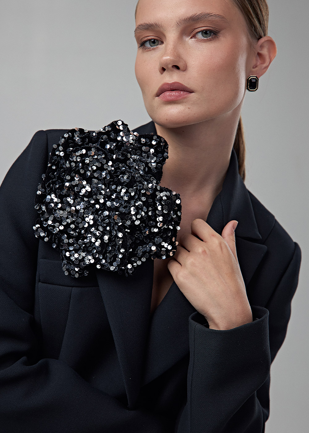 Brooch with sequins black 18cm