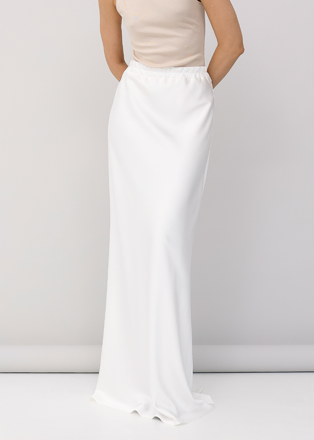 Skirt of satin milky
