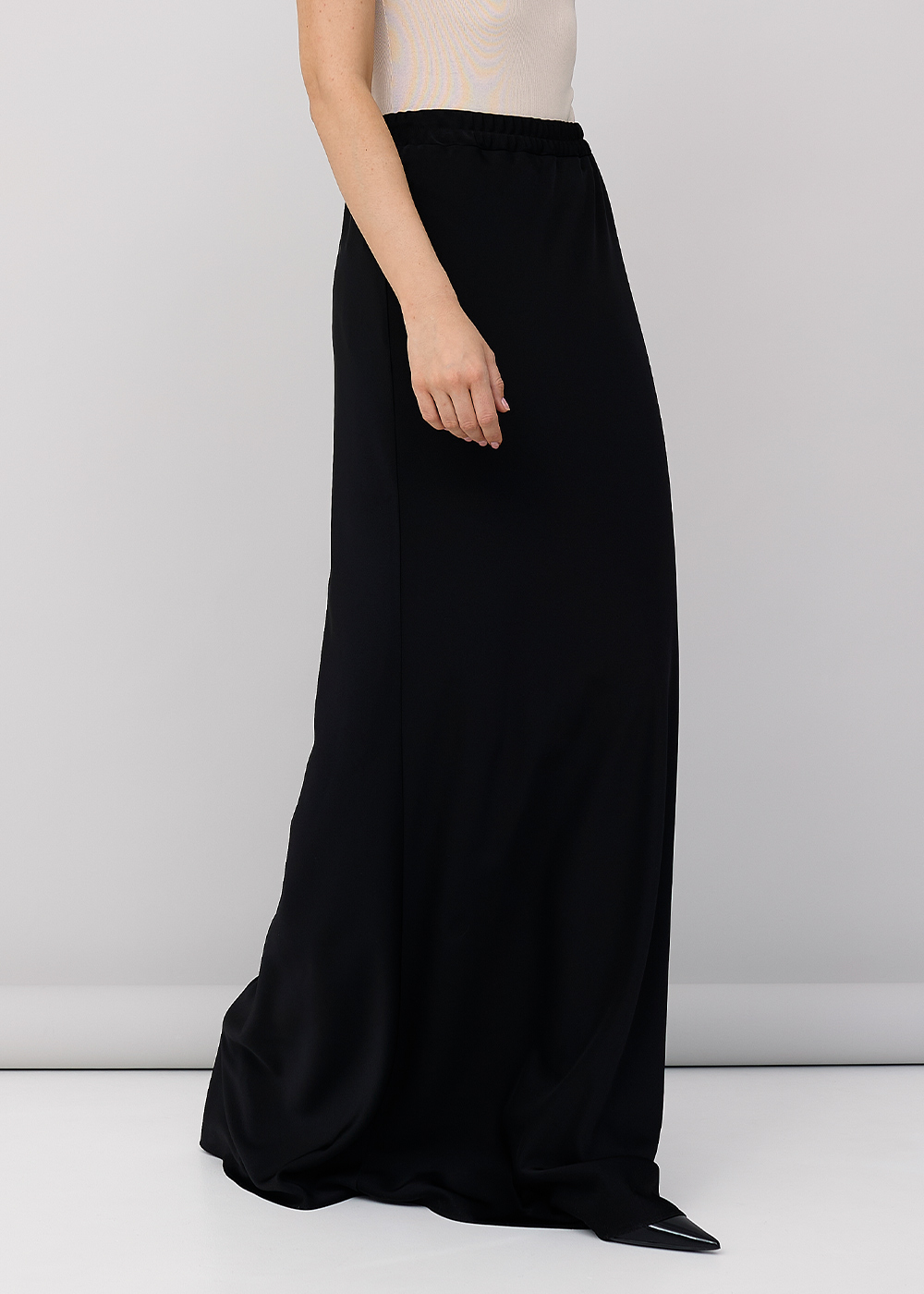 Skirt of satin black