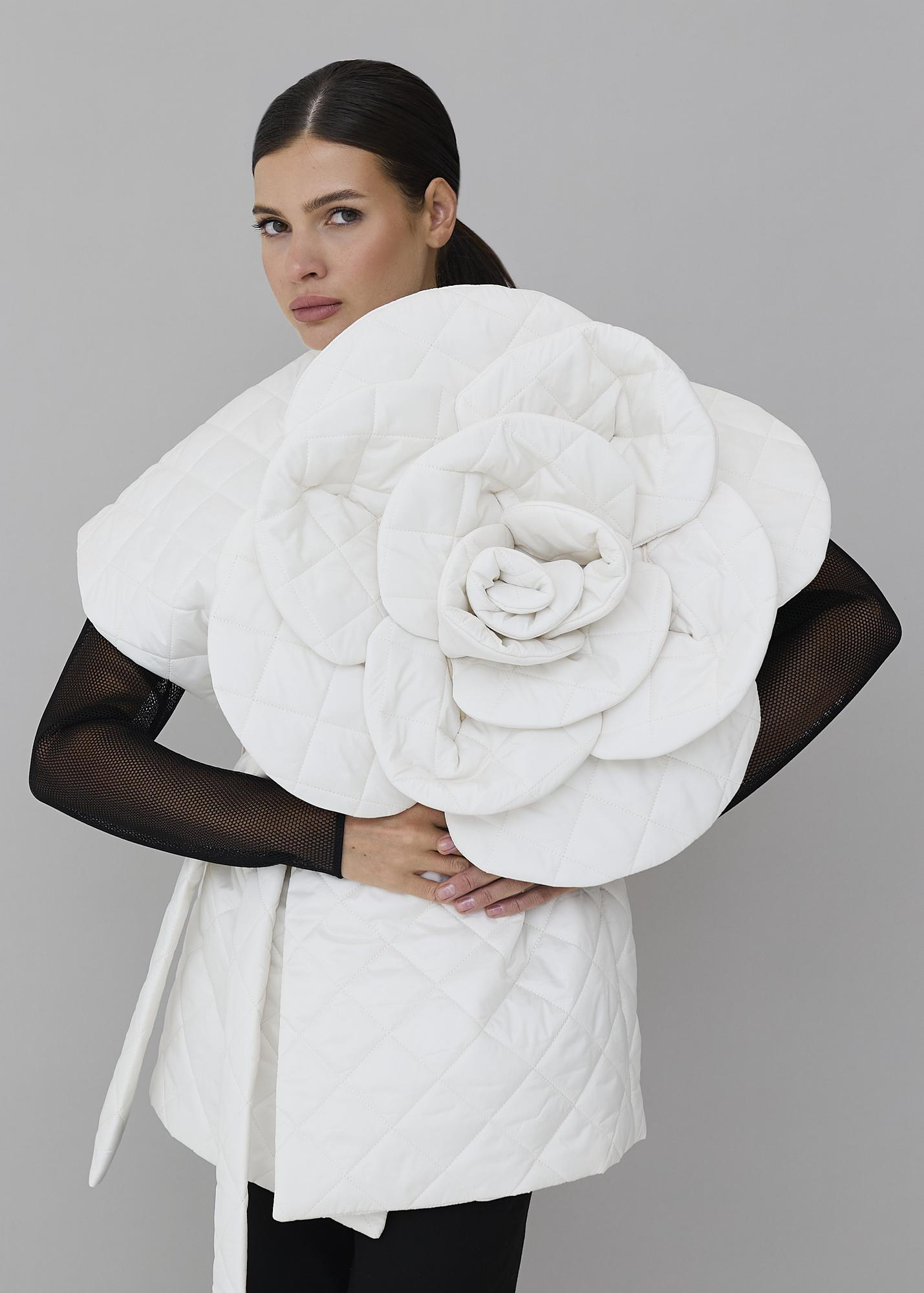 Quilted vest with rose, milky