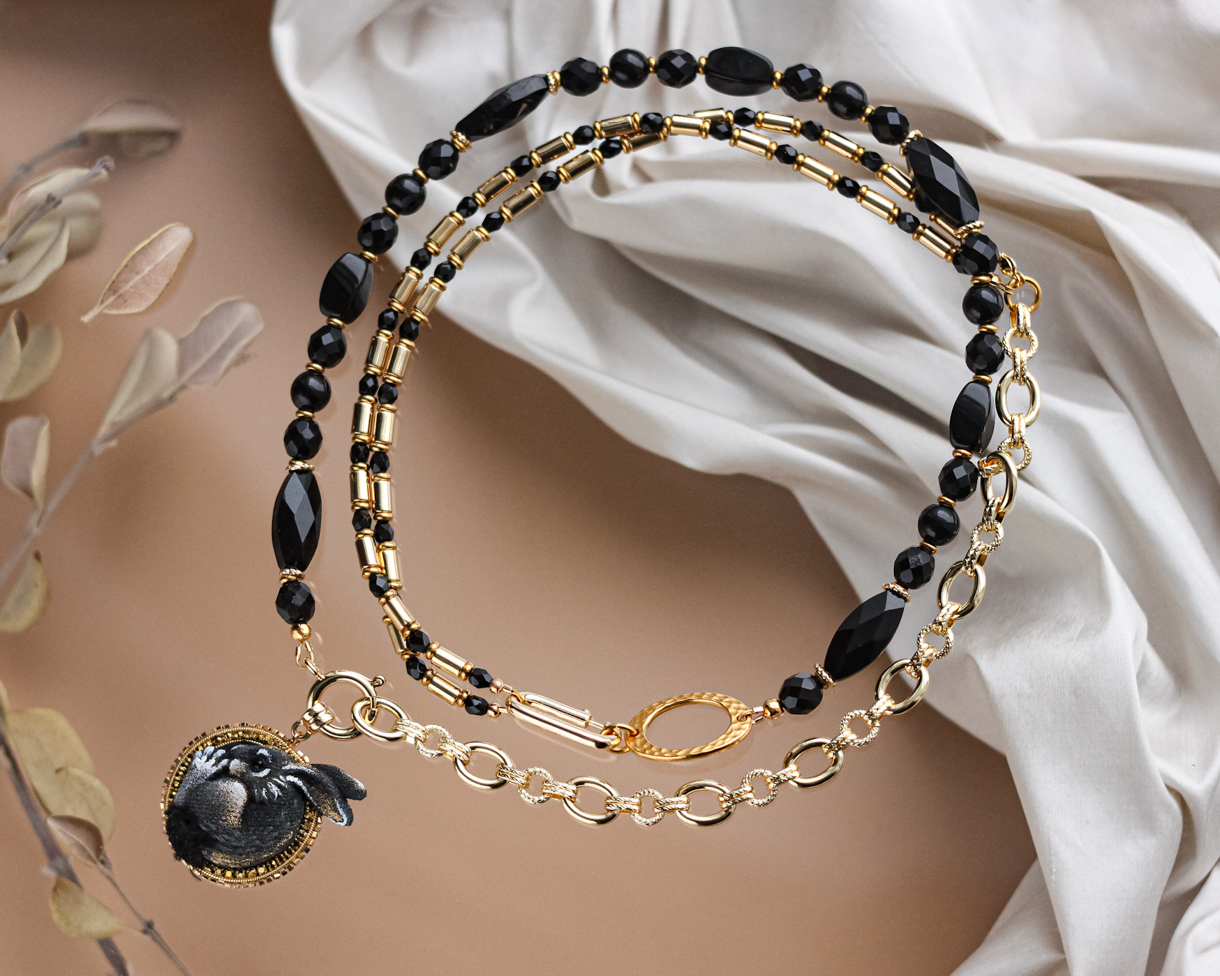 Колье с подвеской «Заяц Черный»