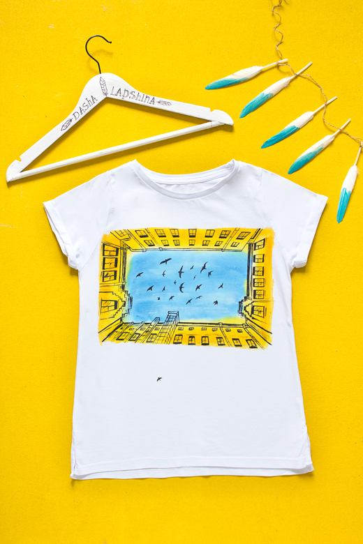 Футболка с росписью - Дворы-колодцы Петербурга