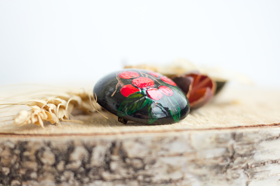 Брошь с росписью Рябиновая