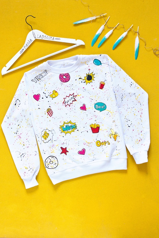 Белый свитшот с надписями и картинками On My Mind