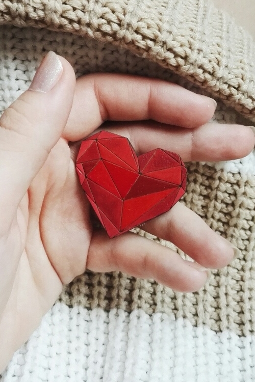 Деревянная брошь с росписью - Сердце