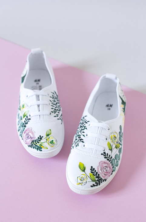 Белые кеды с весенними цветами