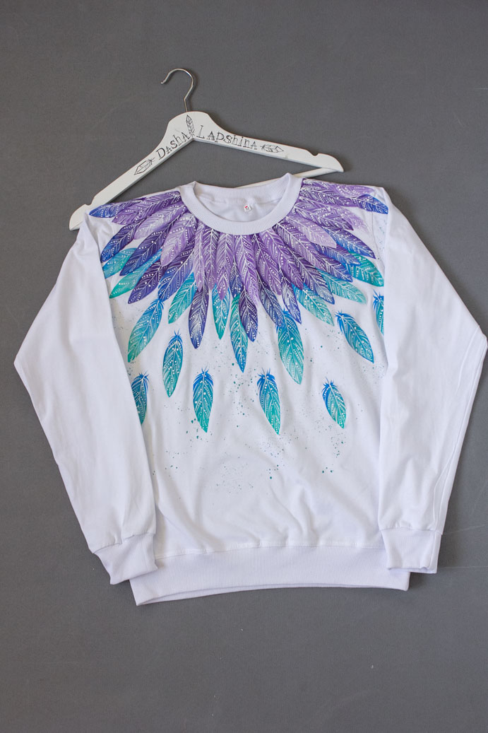 Свитшот с росписью перьями вокруг горла - Фэнтези