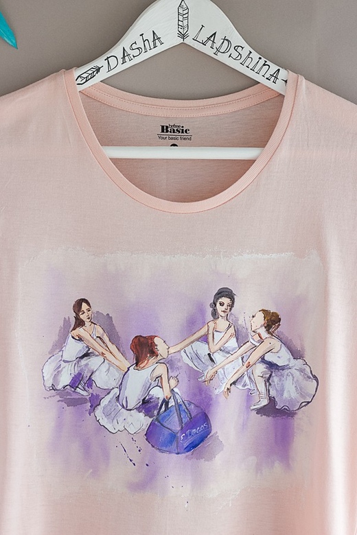 Футболка с росписью At the ballet