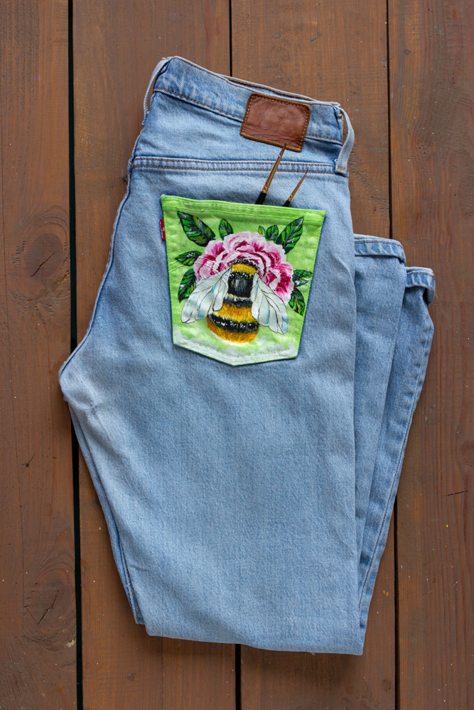 Карман на джинсах с росписью - Шмель в цветке