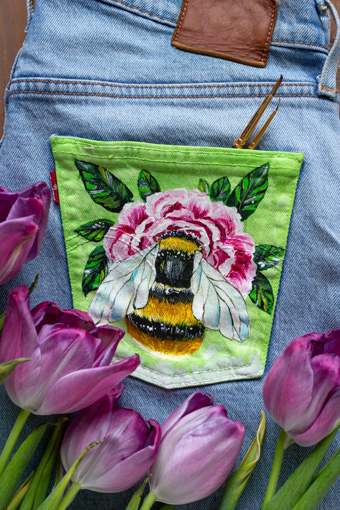 Карман на джинсах с росписью - Шмель в цветке