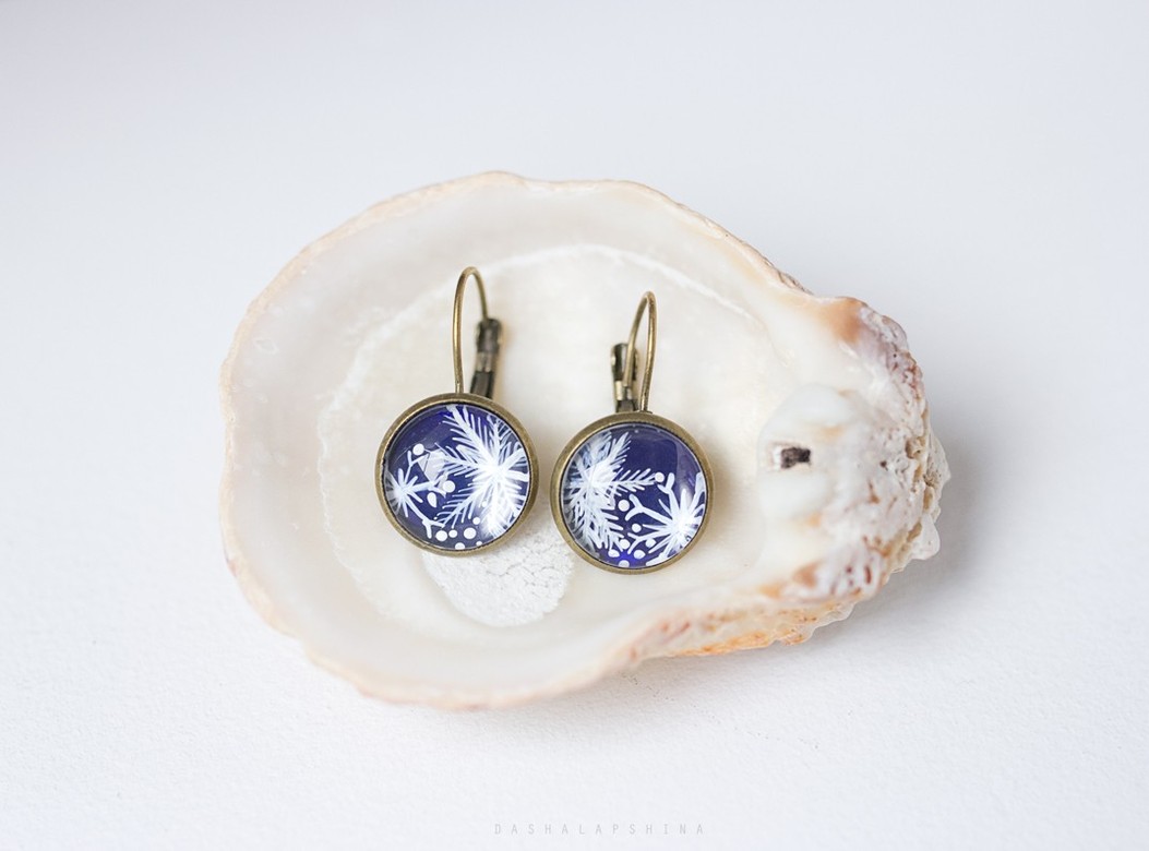 Металлические серьги с росписью снежинками