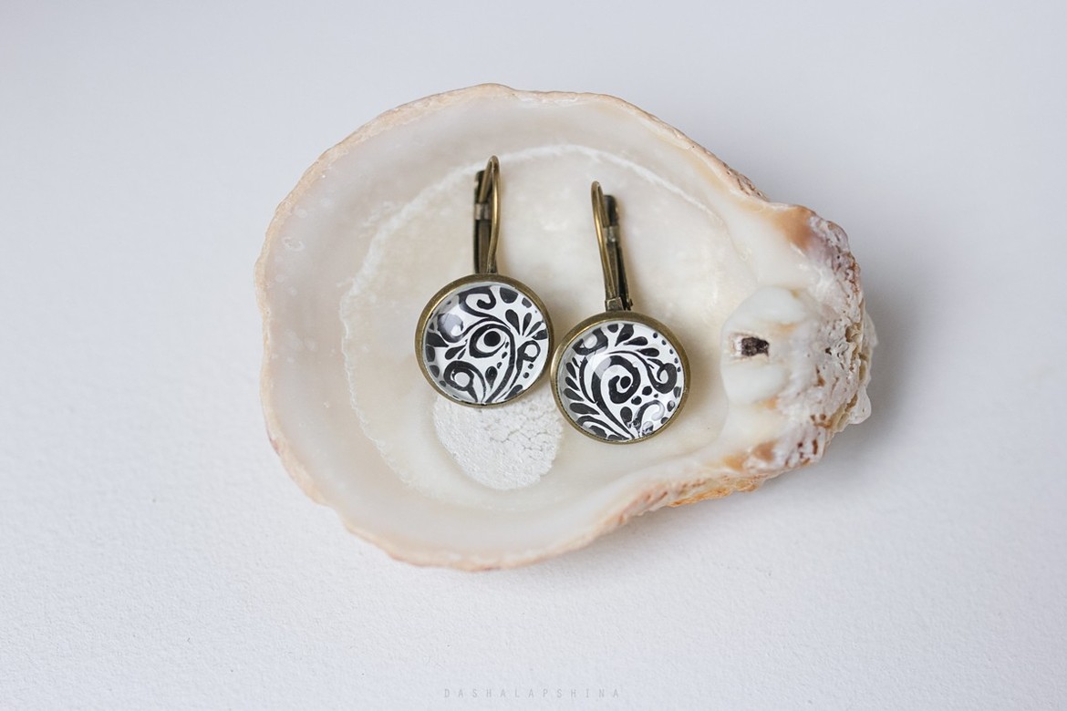 Металлические серьги с синим узором