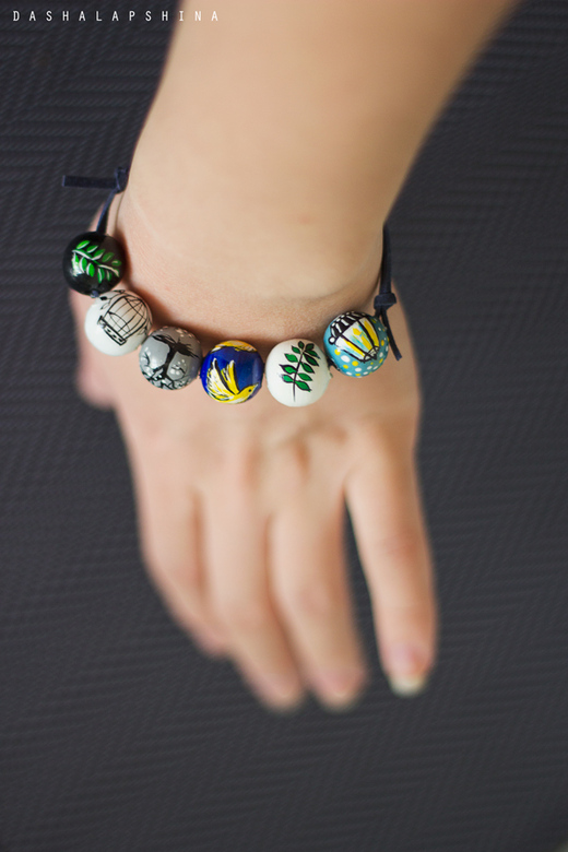 Деревянный браслет из бусин "Сказки"