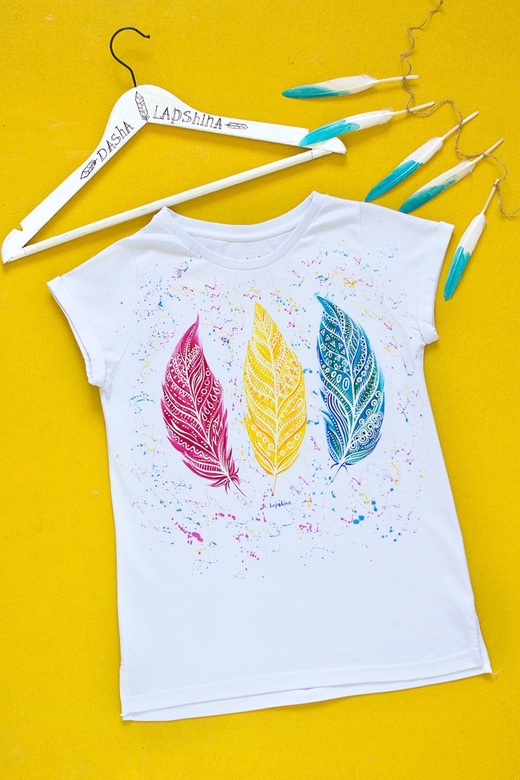 Женская Футболка с росписью - Magic feathers