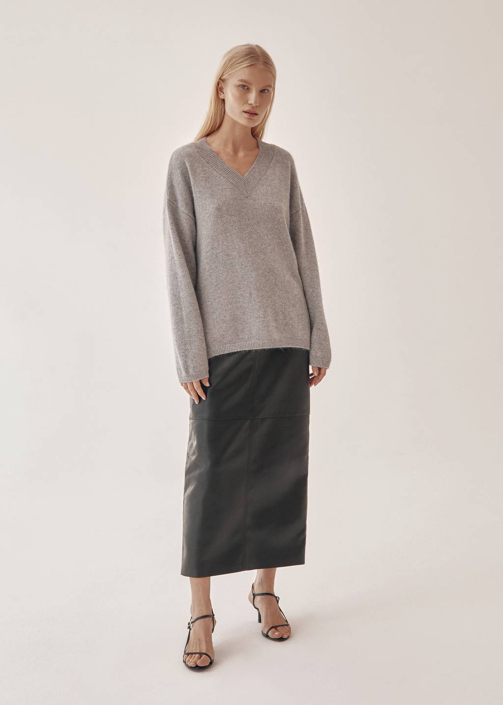Extremely  soft cashmere V-neck oversized  jumper