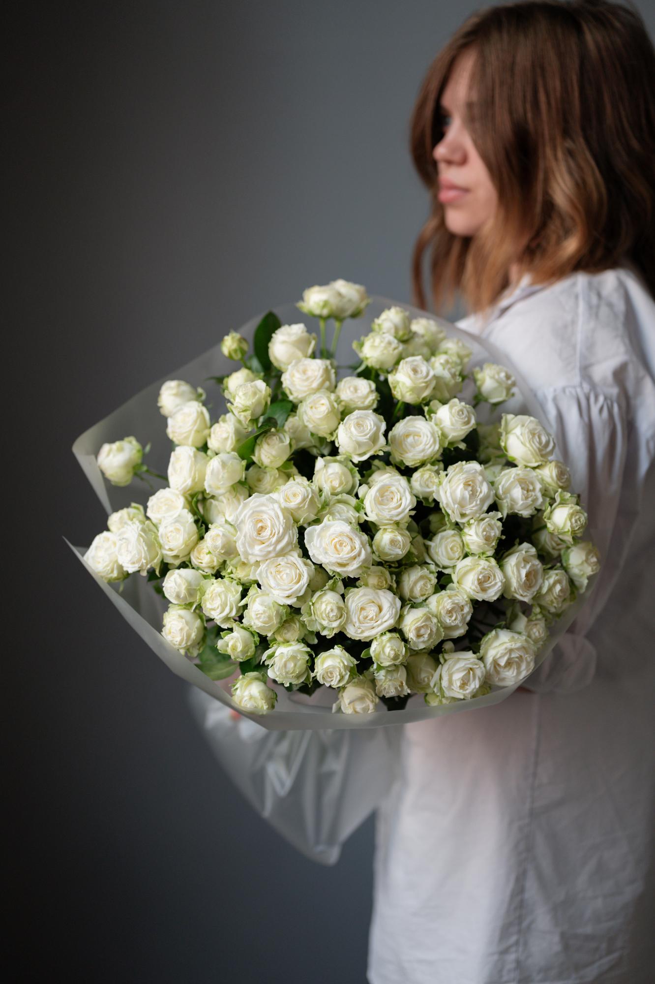 Моно-букет из белой кустовой розы