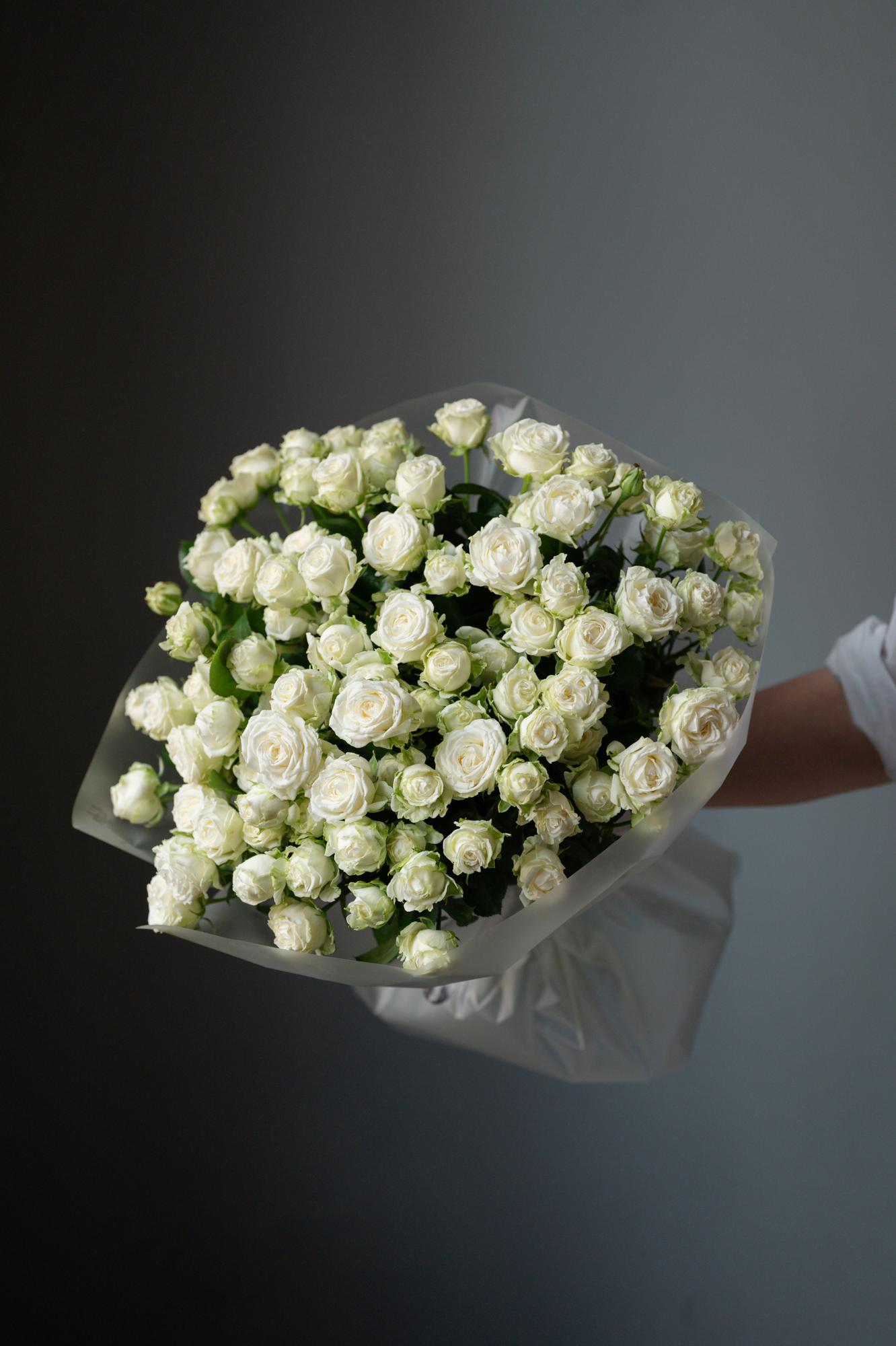 Моно-букет из белой кустовой розы