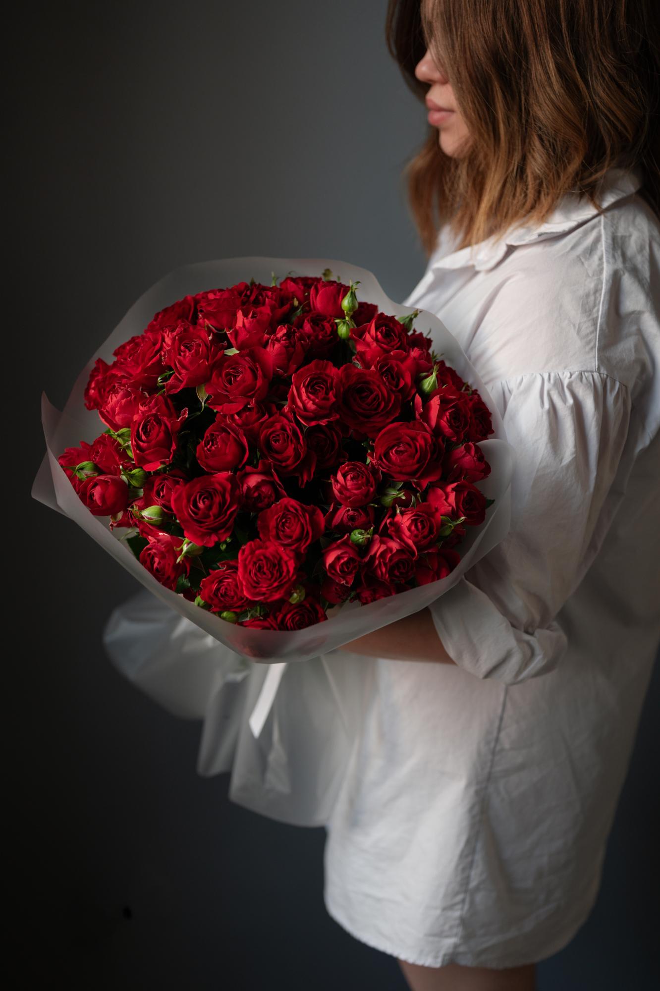 Моно-букет из бордовых кустовых роз