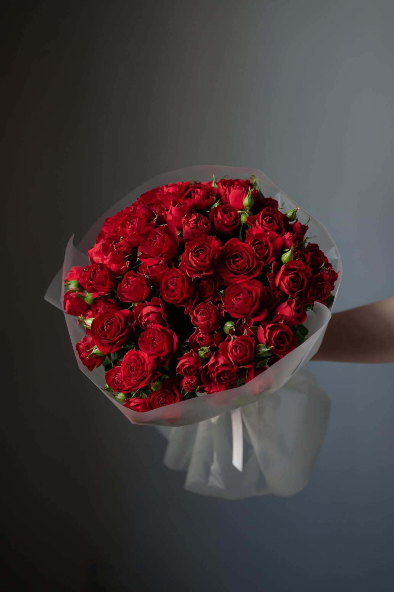 Моно-букет из бордовых кустовых роз