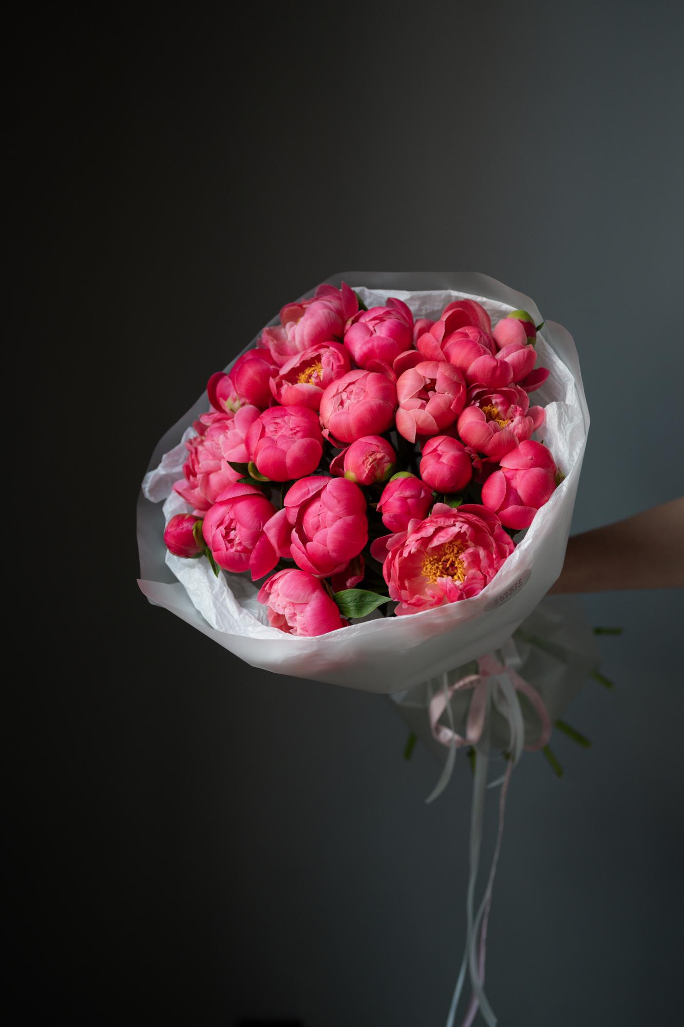 Букет из коралловых пионов