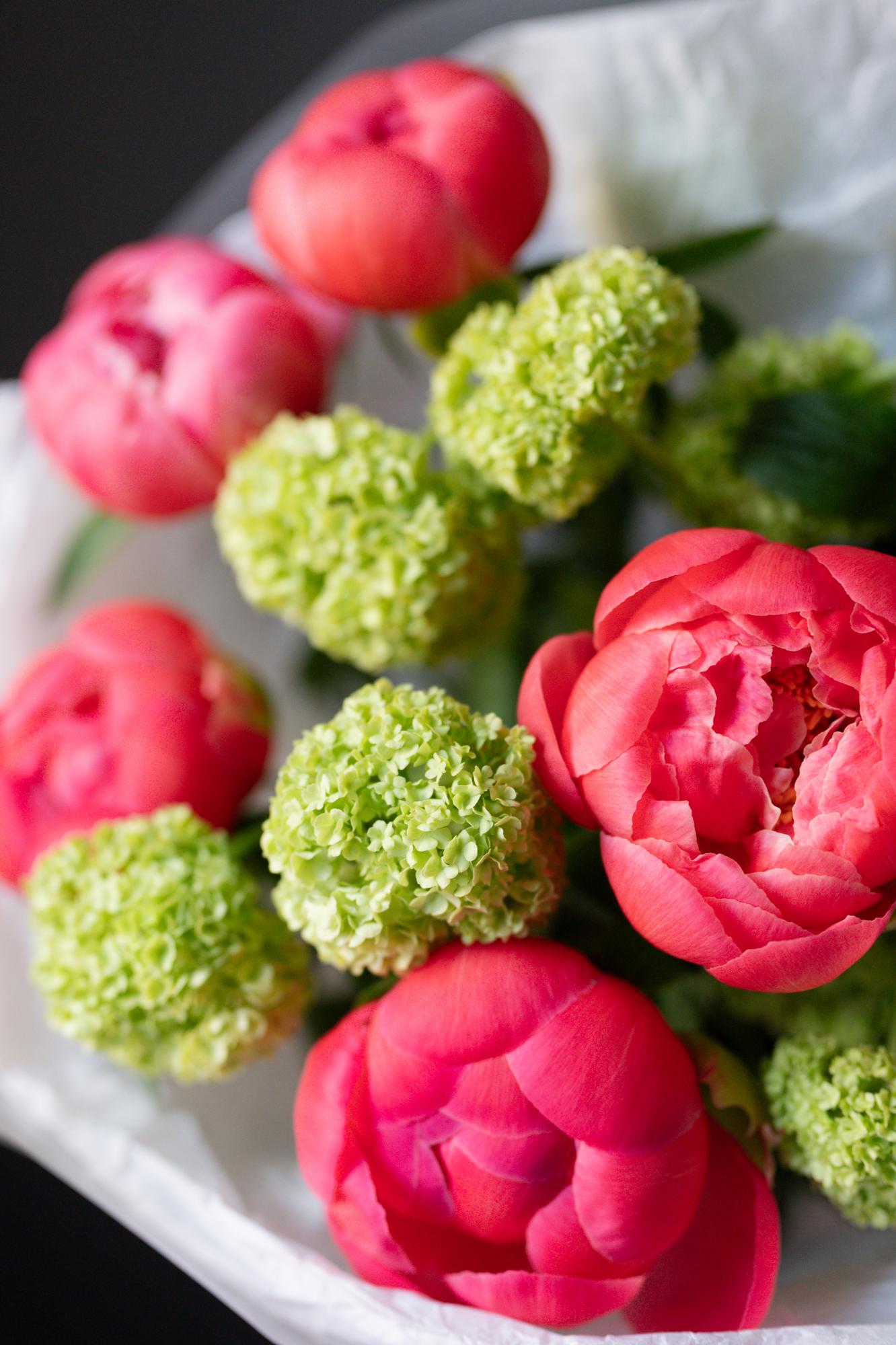 Букет с пионами и вибурнумом