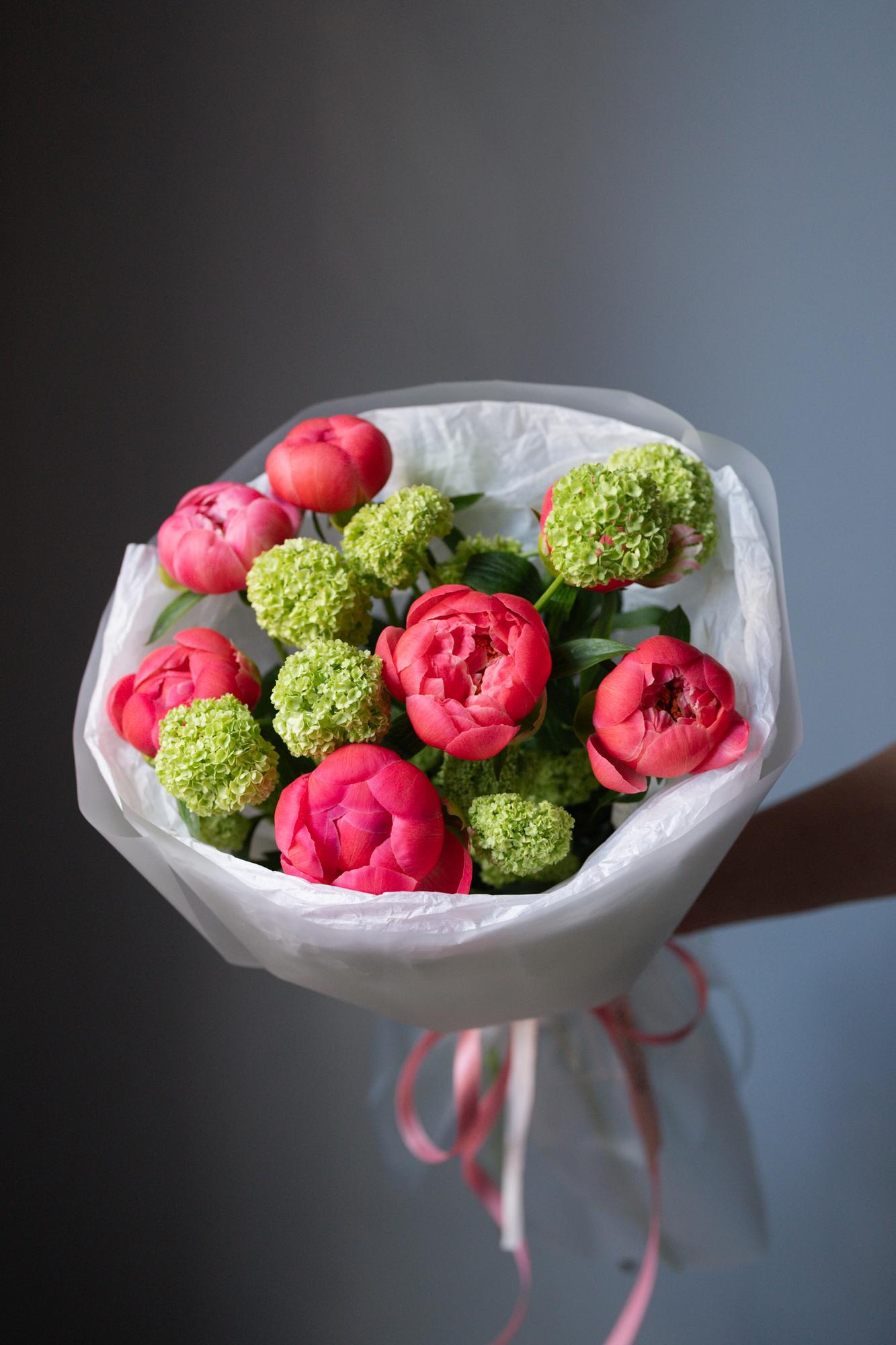 Букет с пионами и вибурнумом