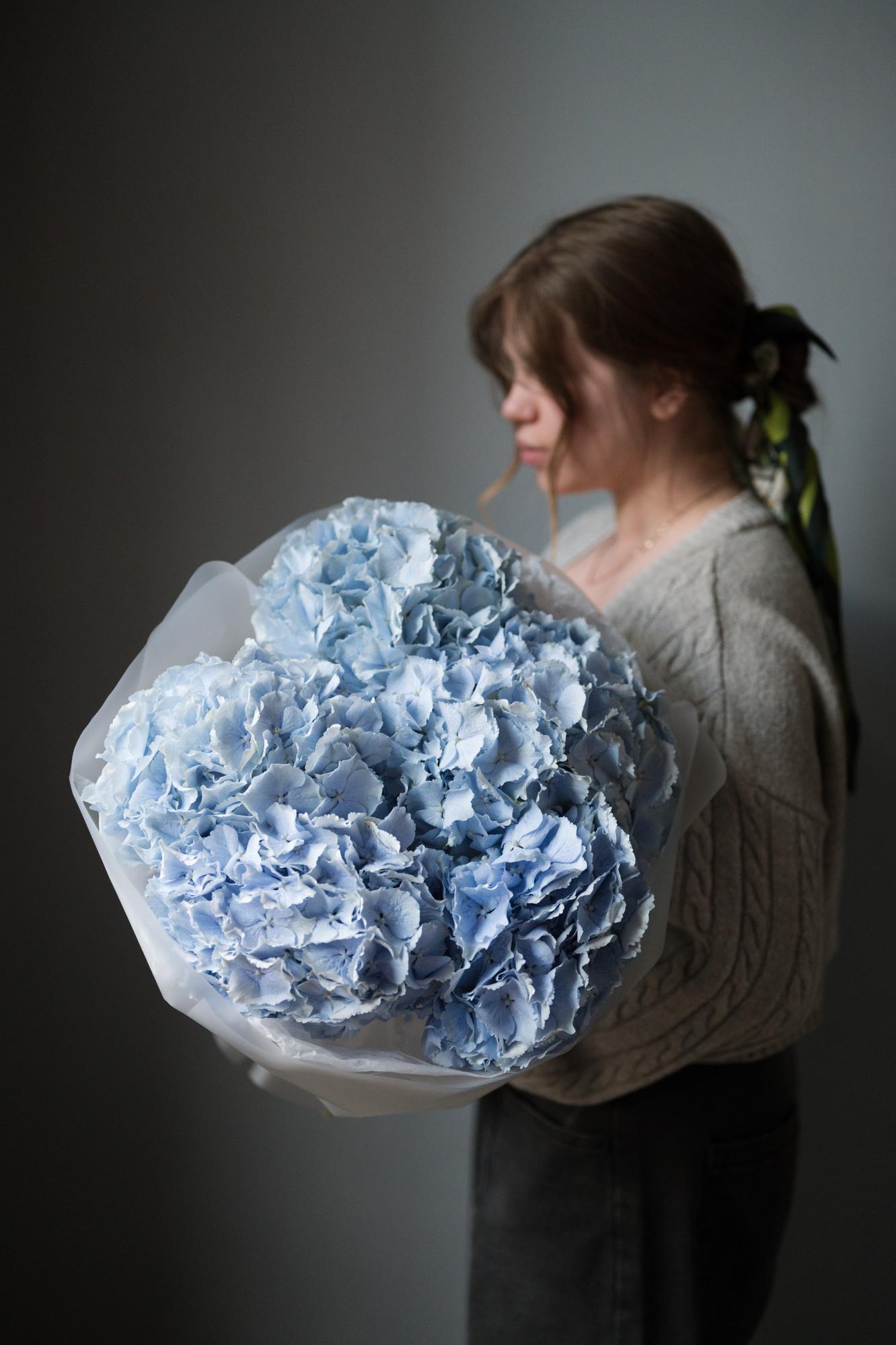 Букет с голубой гортензией