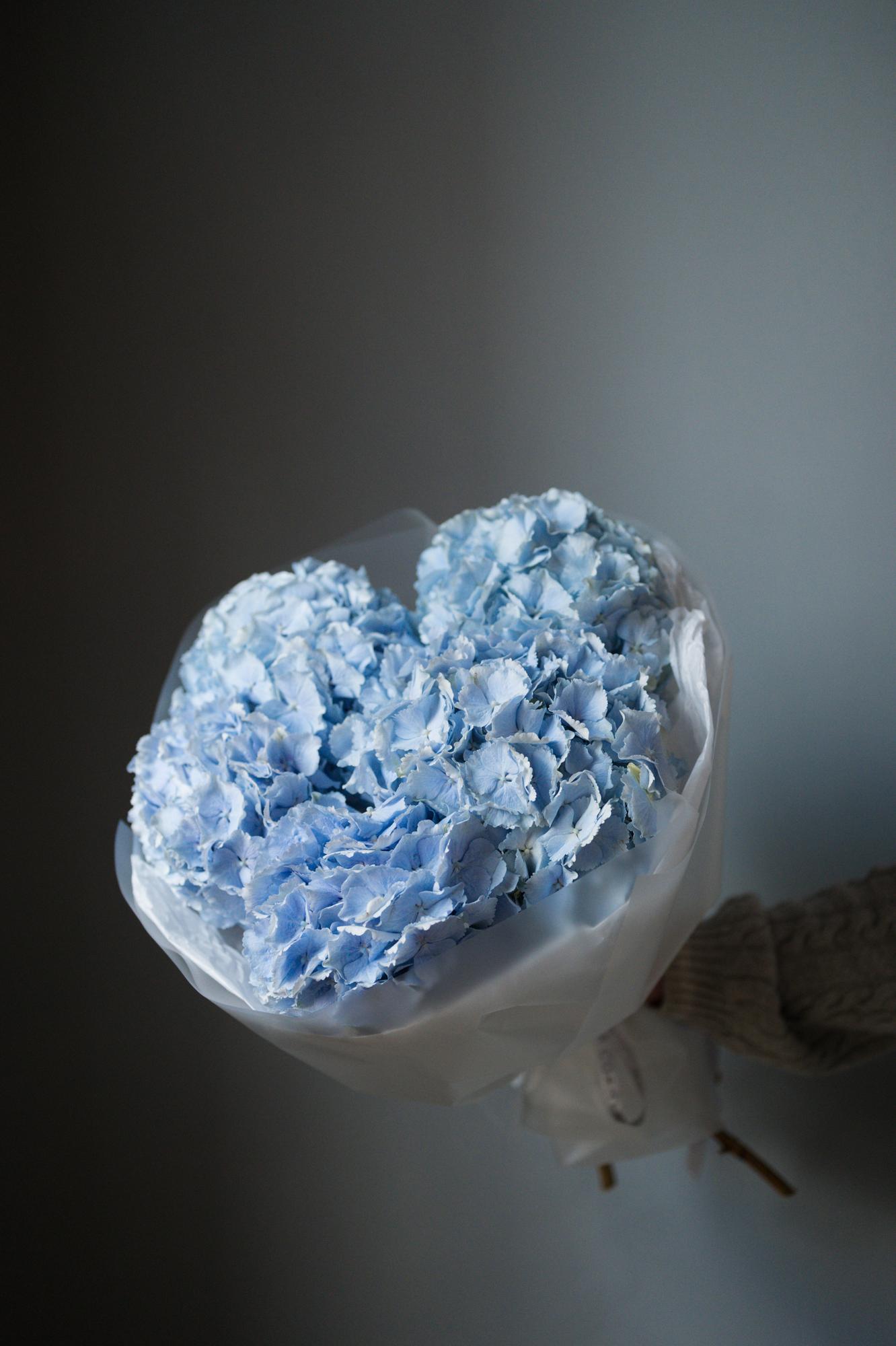 Букет с голубой гортензией