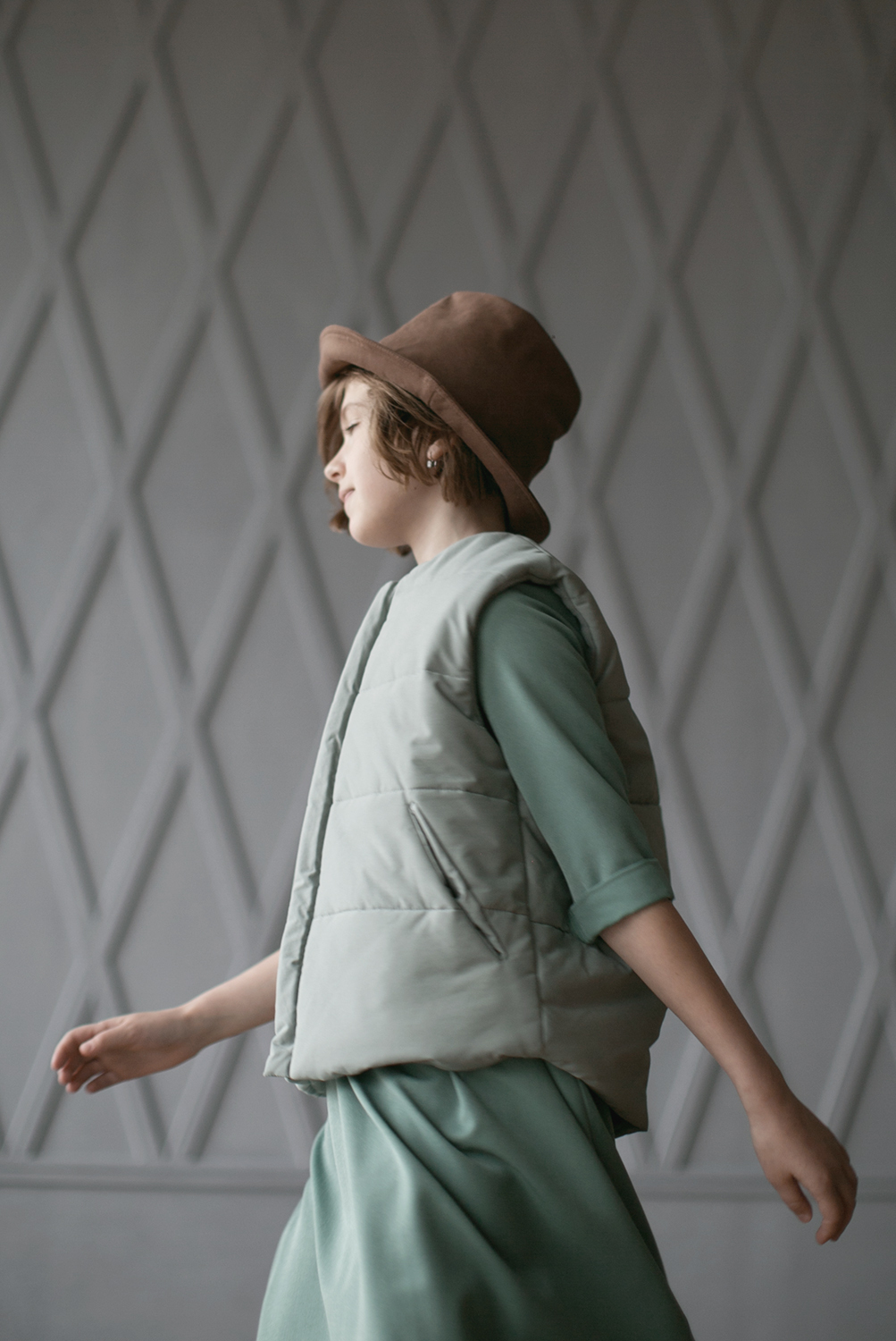 Жилетка детская голубовато-серая