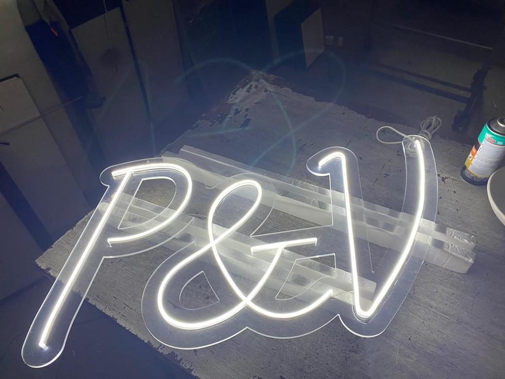Неоновая надпись "P&V", работа для примера