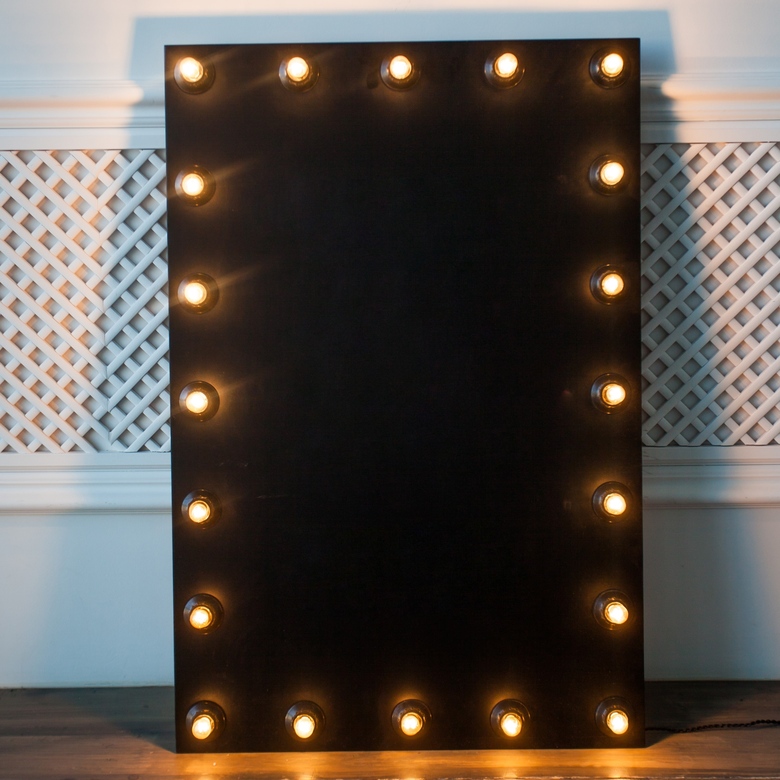 Меловая доска с лампочками