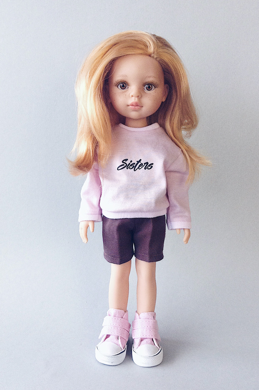 кукла Даша Paola Reina в фирменном свитшоте