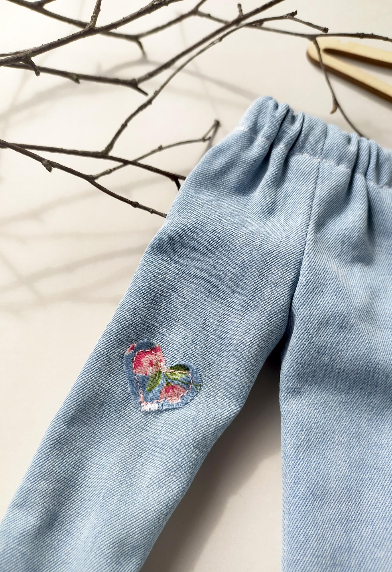 Джинсы бойфренд с нашивкой