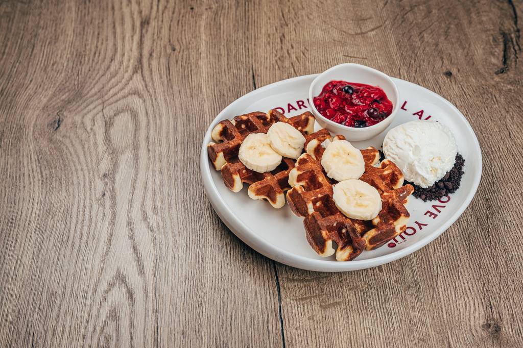 творожные вафли с ягодным конфитюром