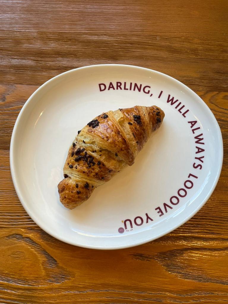 круассан с шоколадом