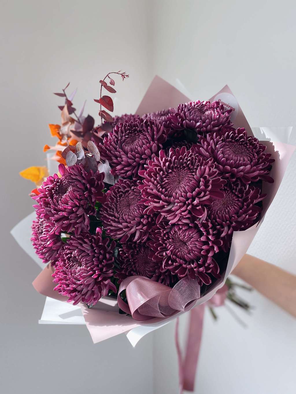 Хризантема "Бигуди purple" с эвкалиптом