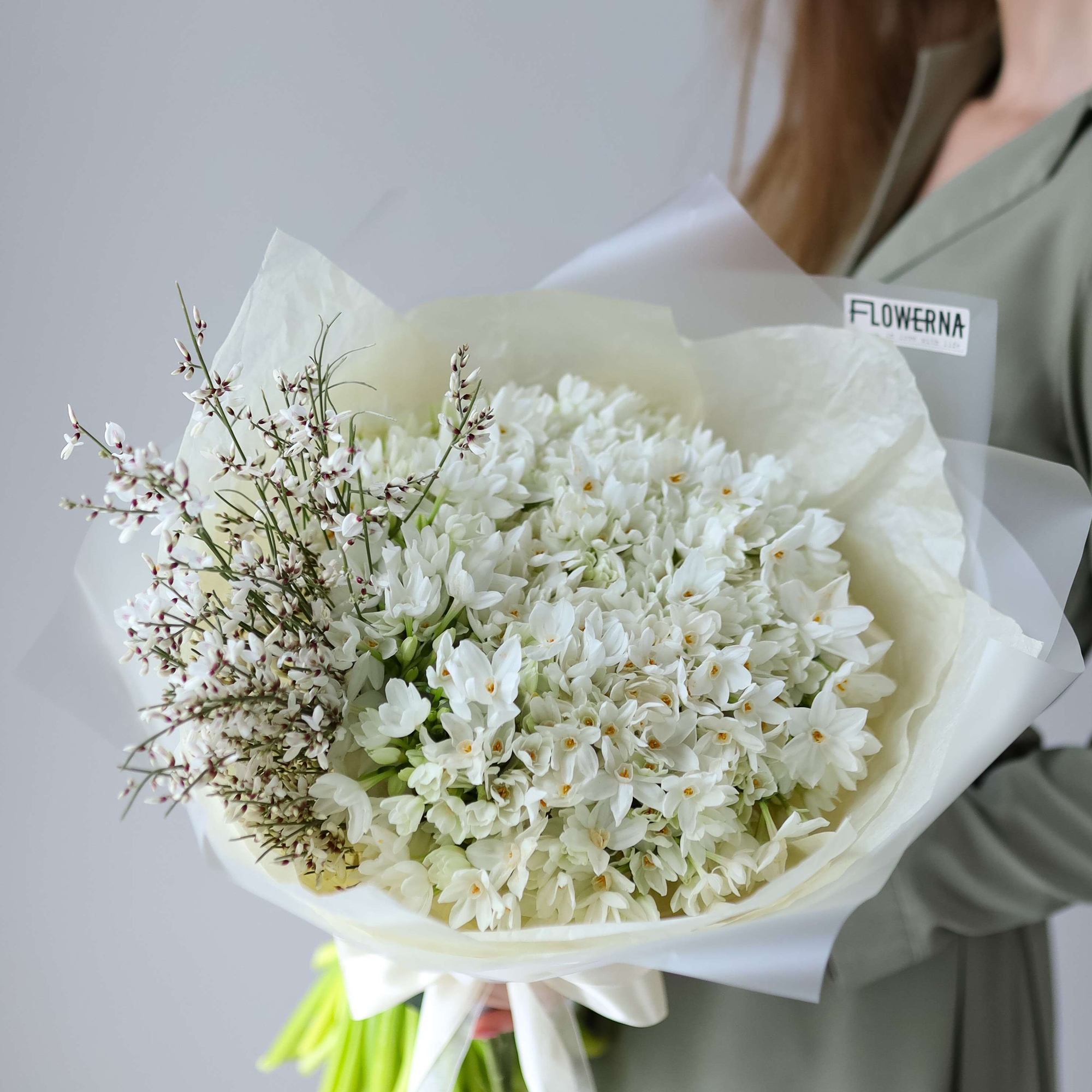 Весенний букет нарциссы и гениста