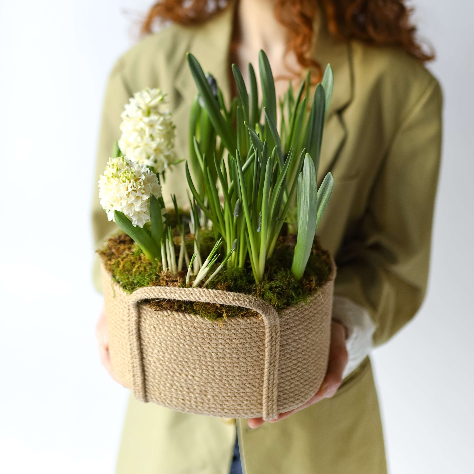 Малая корзина с первоцветами