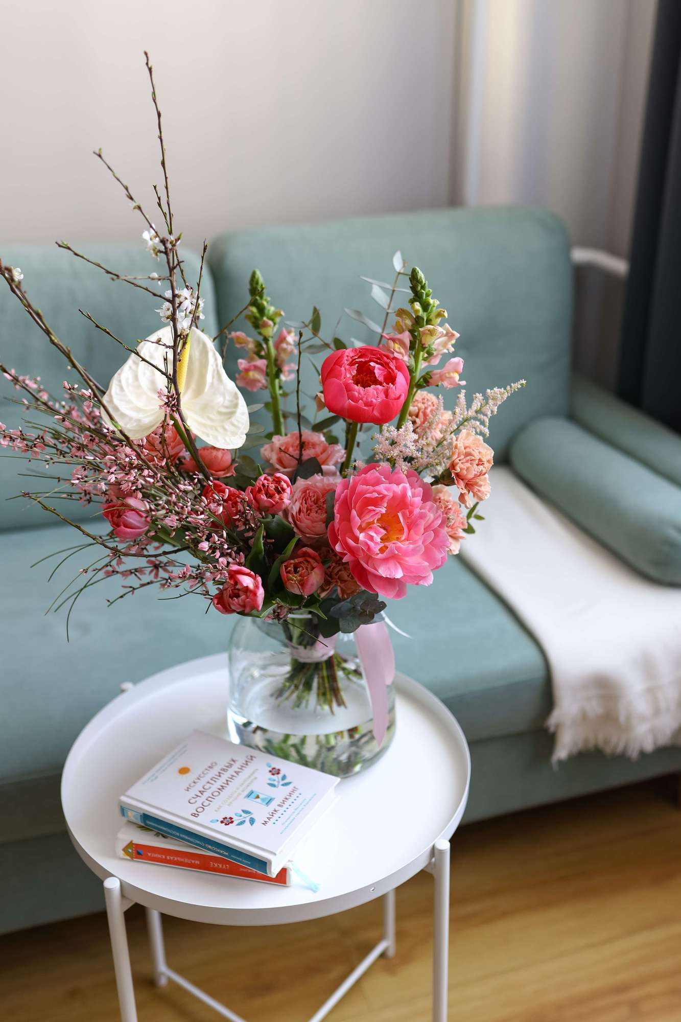 Цветочная подписка "Сборная охапка" размер M