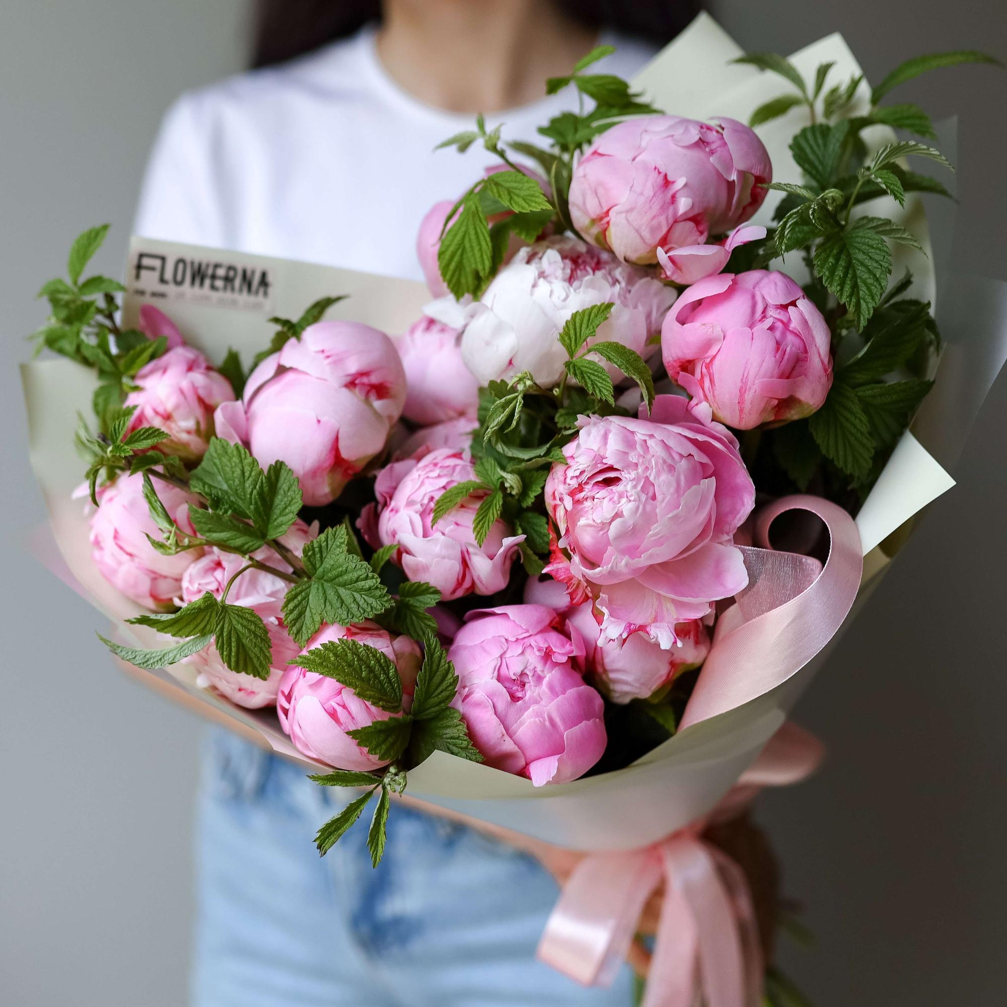 Пионы "Сара Бернар" с малиной