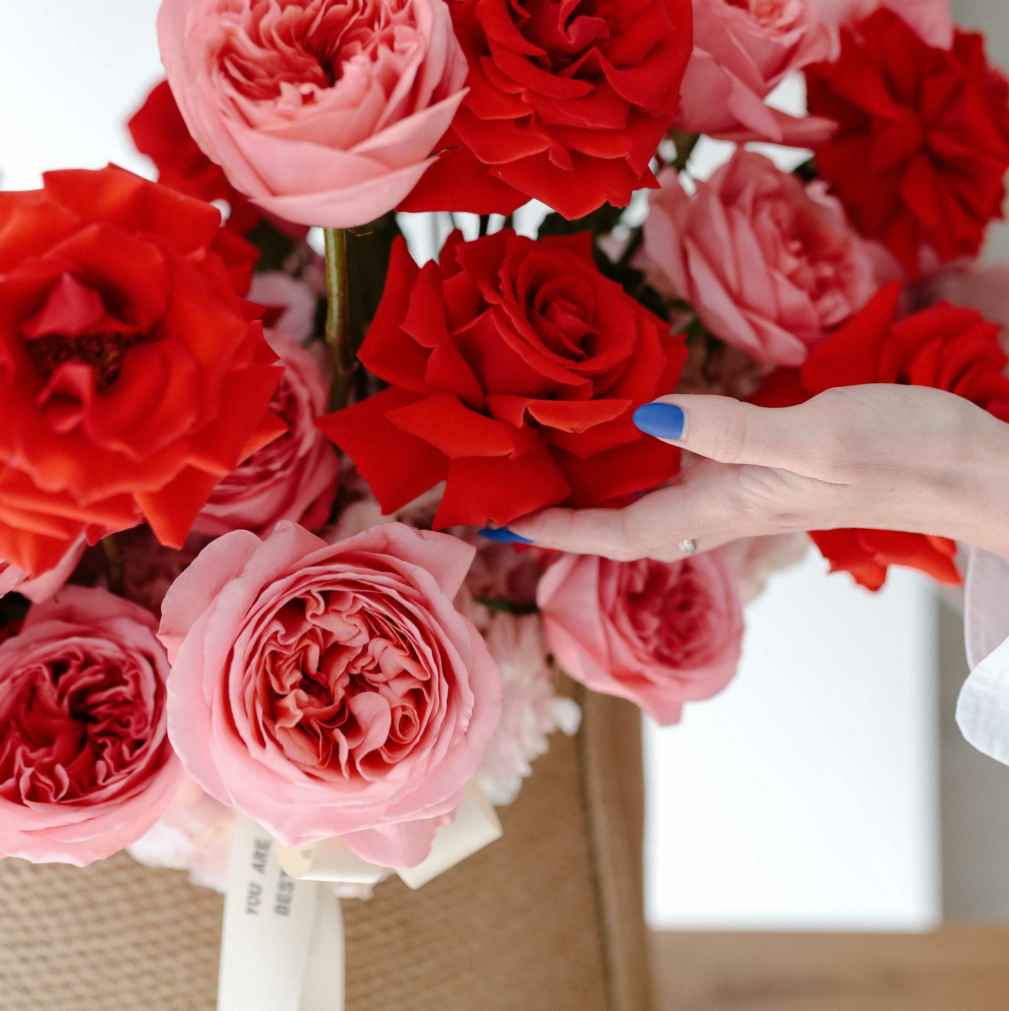 Композиция с французскими розами "Ночь в Мадриде"