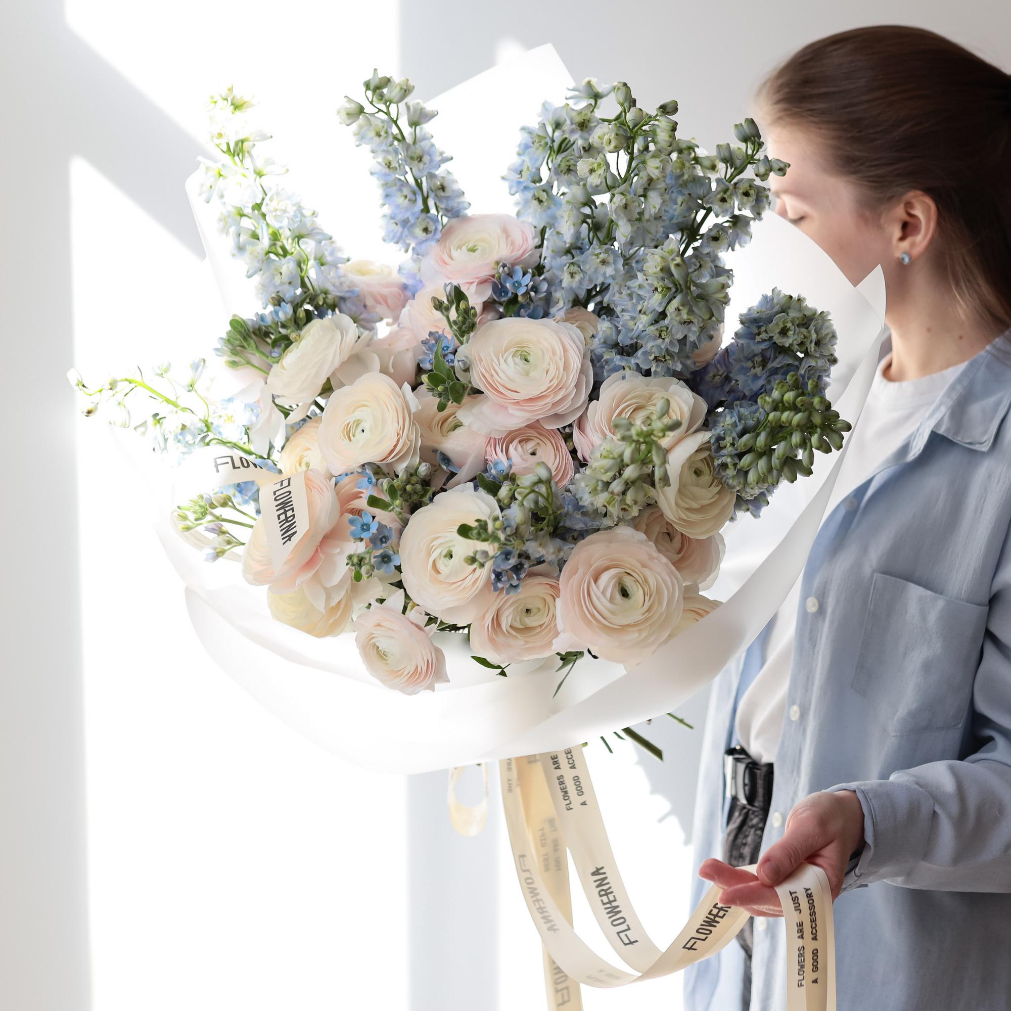 Трио-букет "Ранункулюс, дельфиниум, оксипеталум"