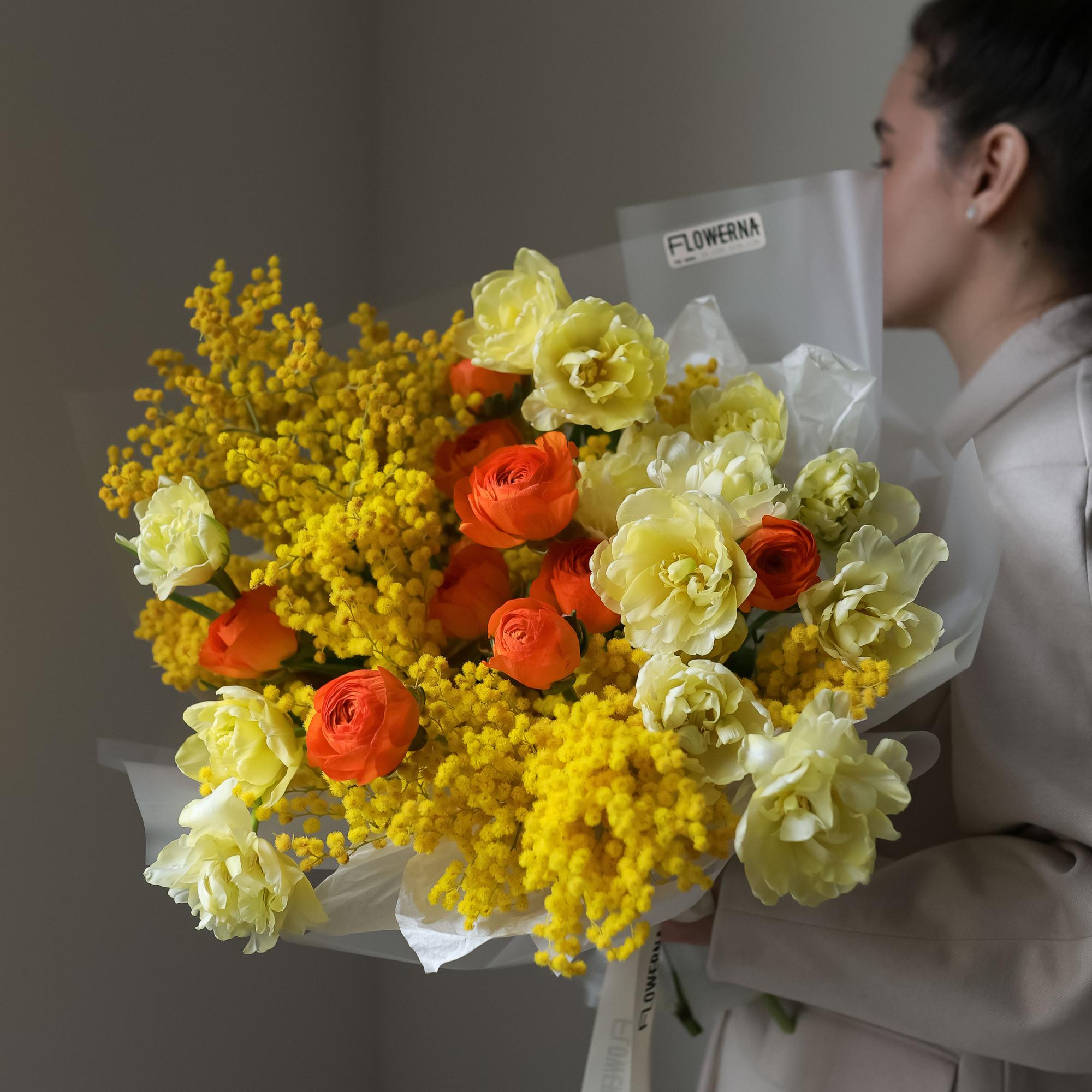 Трио-букет "Ранункулюс, мимоза и тюльпан"