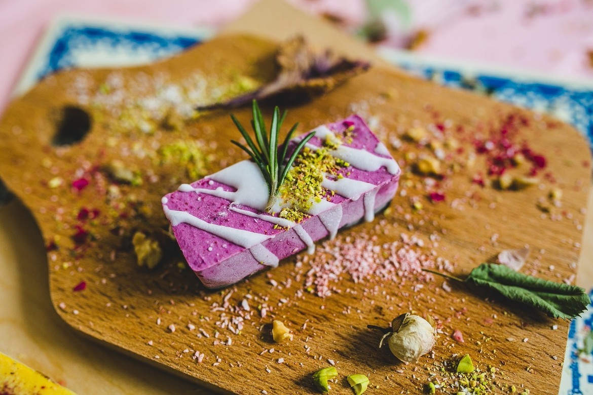 Пирожное "Брусника-шоколад"