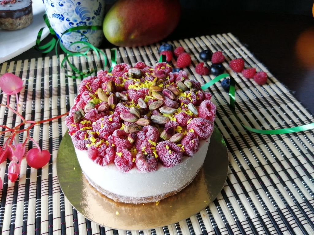 Лимонно-грушевый rawcake с малиной