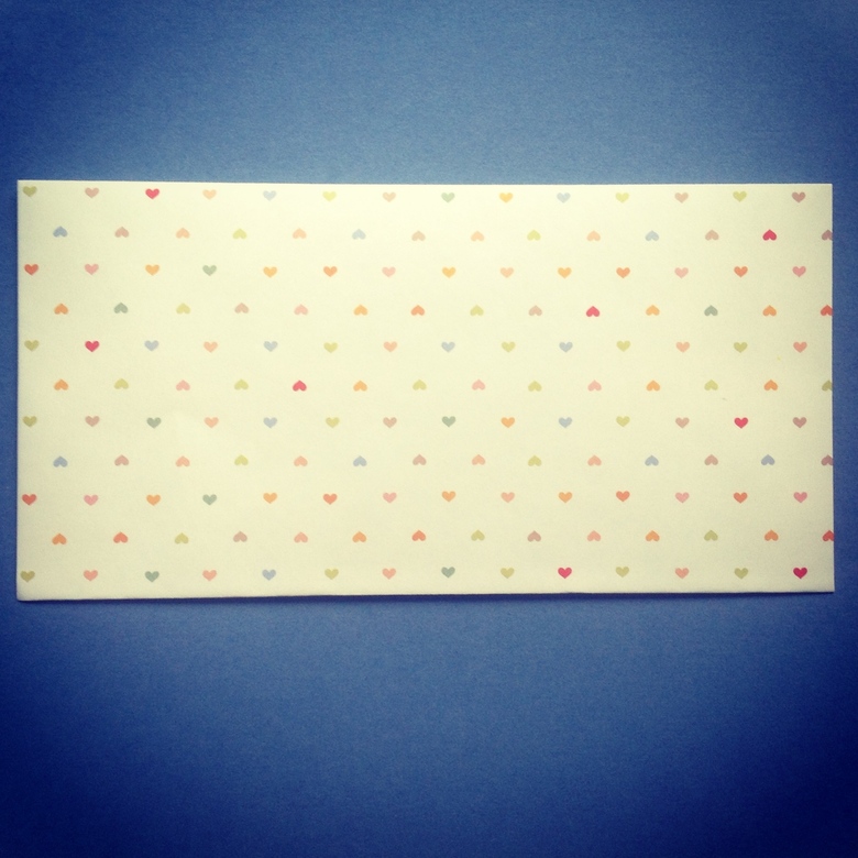 Молочный с разноцветными мелкими сердечками